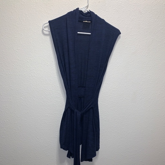 Sleeveless Navy Blue Shall - Picture 2 of 3